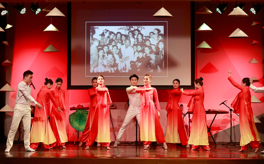 Sac Mau Van Hoa Viet Nam Toa Sang Tai Thu Do Montevideo Uruguay 08