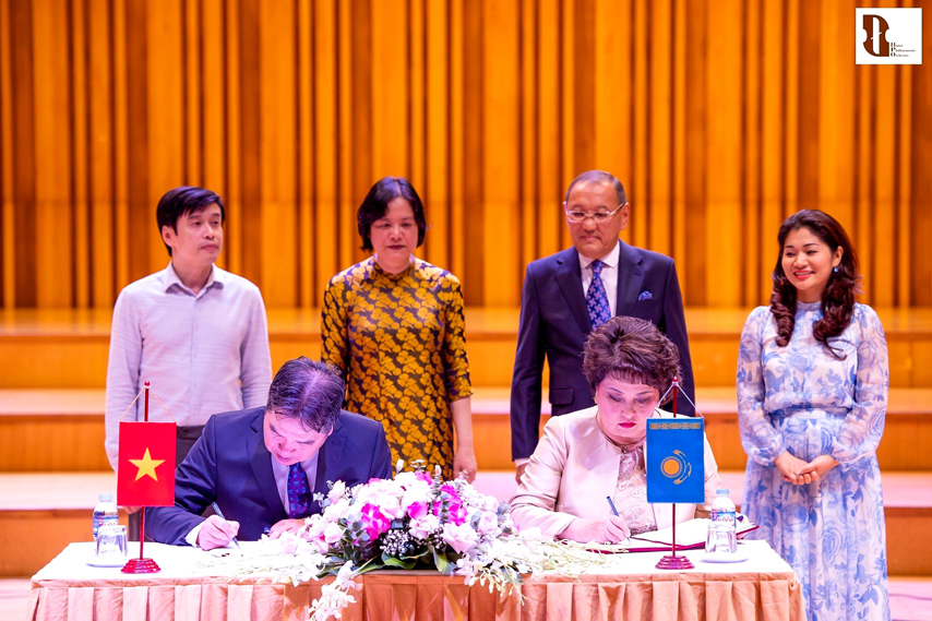 Hoa Nhac Huu Nghi Vn Kazakhstan 01