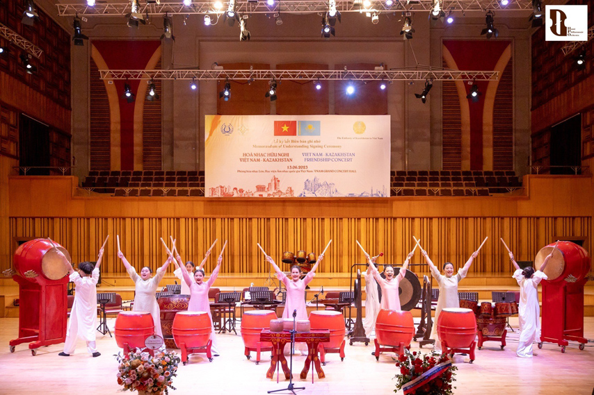 Hoa Nhac Huu Nghi Vn Kazakhstan 05