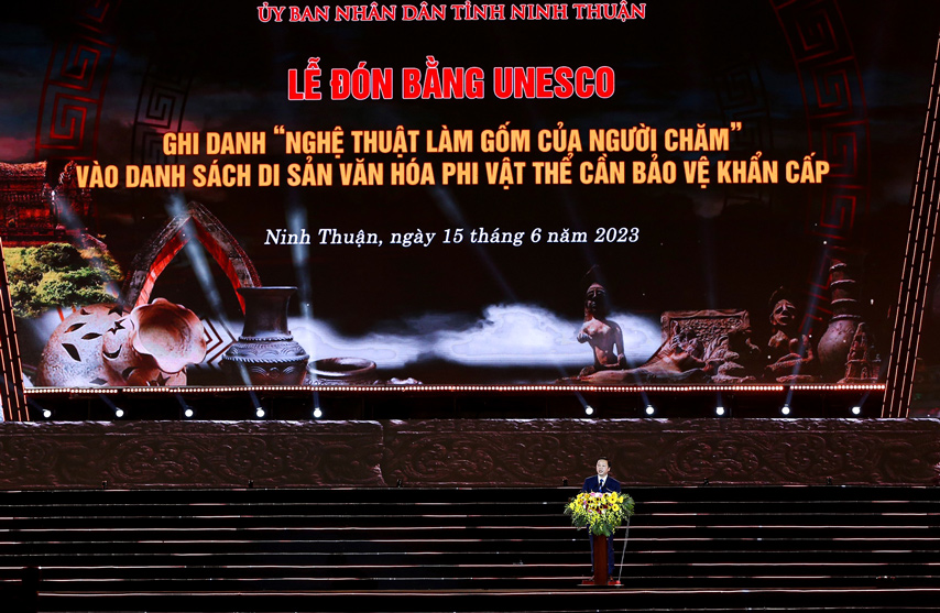 Le Don Bang Unesco Ghi Danh Nghe Thuat Lam Gom Cua Nguoi Cham 04