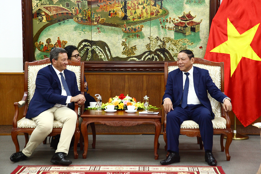 Tang Cuoi Hop Tac Linh Vuc Vhnt Vn Phap 01