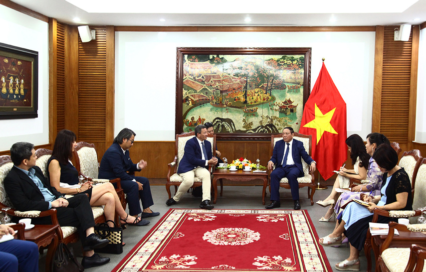 Tang Cuoi Hop Tac Linh Vuc Vhnt Vn Phap 02