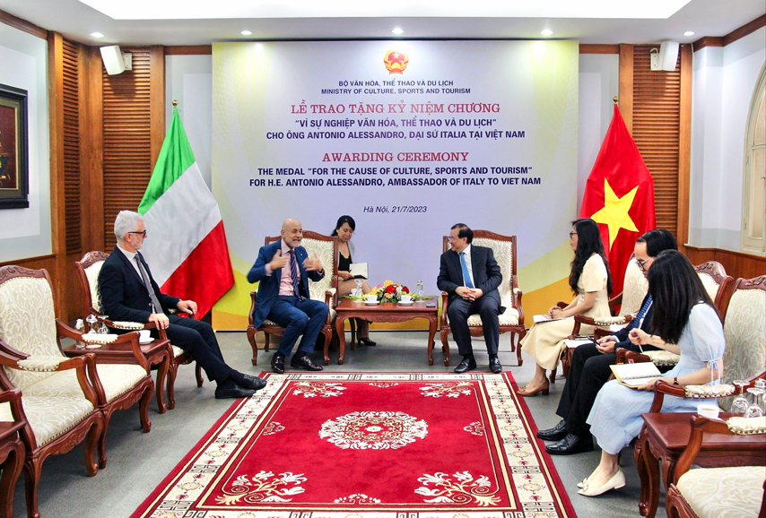 Trao Knc Ghi Nhan Dong Gop Cua Dai Su Italia Tai Vn 02