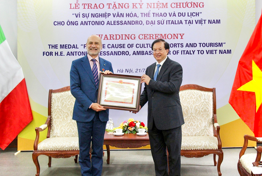 Trao Knc Ghi Nhan Dong Gop Cua Dai Su Italia Tai Vn 03