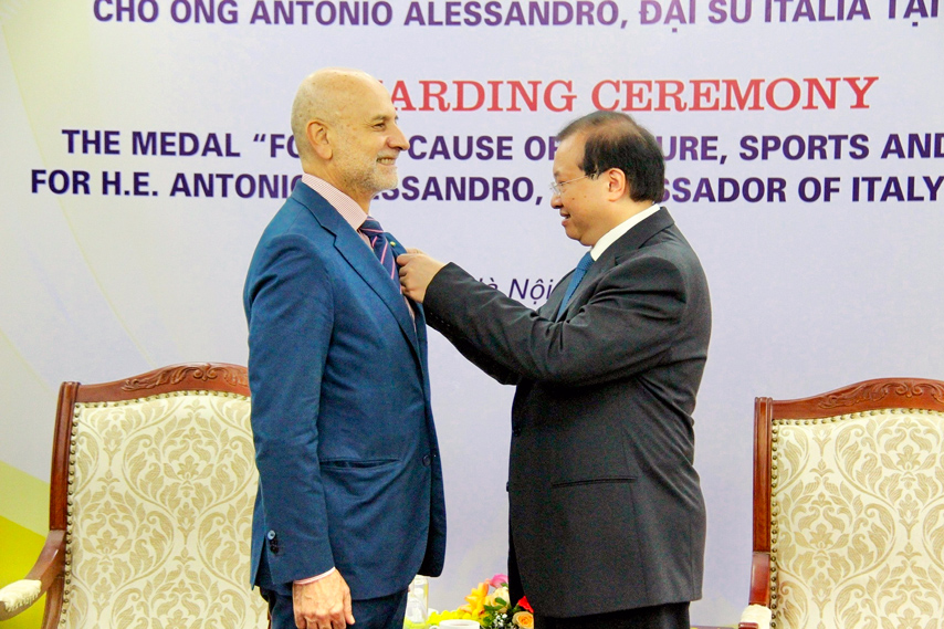 Trao Knc Ghi Nhan Dong Gop Cua Dai Su Italia Tai Vn 04