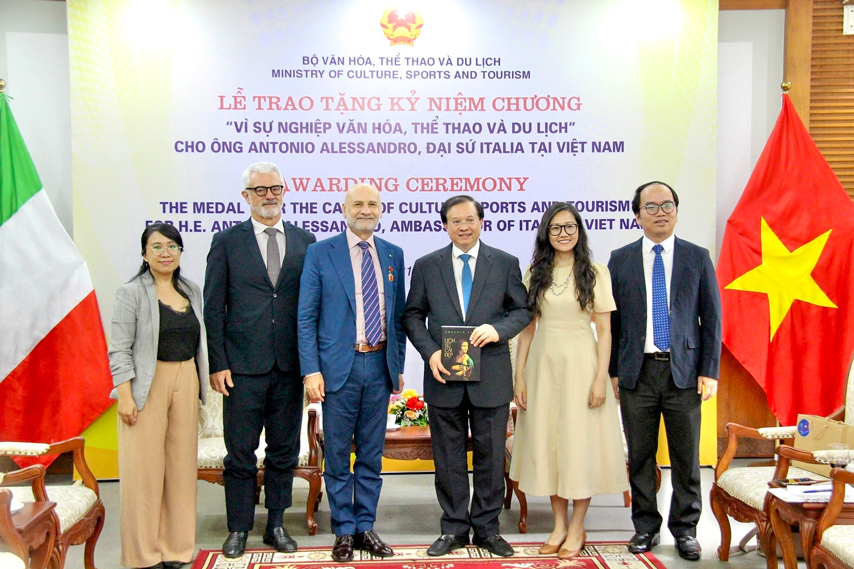 Trao Knc Ghi Nhan Dong Gop Cua Dai Su Italia Tai Vn 05