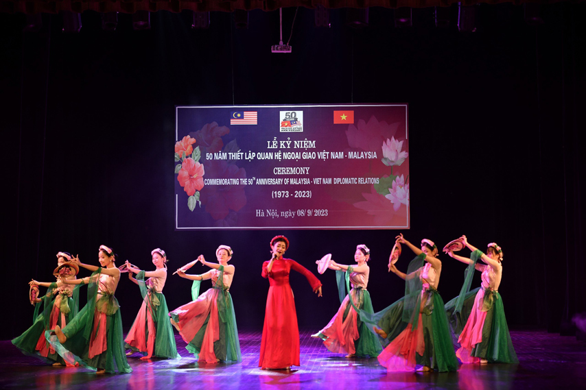 An Tuong Chuong Trinh Nghe Thuat Hoa Am Vang Ky Niem 50 Nam Quan He Ngoai Giao Viet Nam Malaysia 07