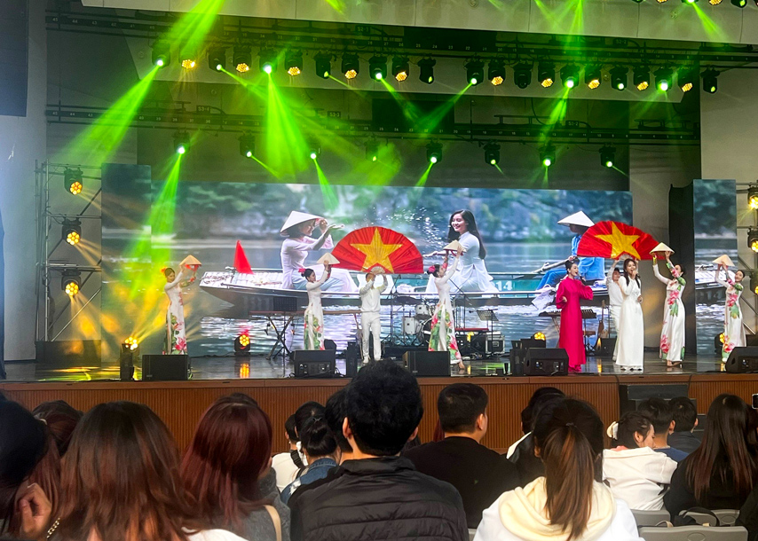 An Tuong Chtr Gioi Thieu Vn Dl Vn Trong Le Hoi Chung Ta La Mot 2023 Suwon 02