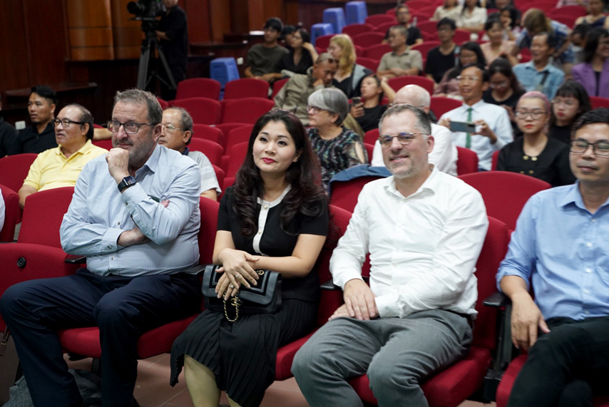 Lhp Tai Lieu Chau Au Vn Thong Diep Cai Thien Bat Binh Dang Gioi 03