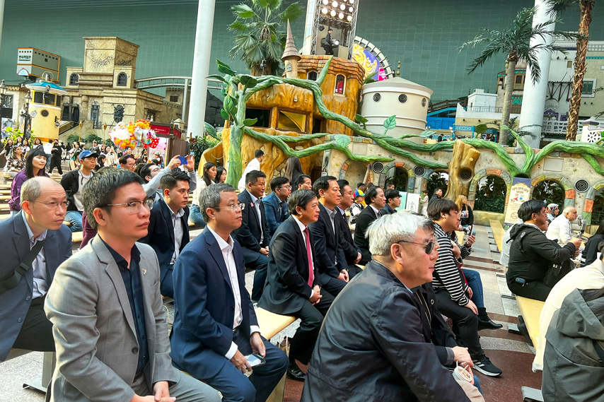 Sac Mau Vn Vn Toa Sang Tren San Khau Lotte World Tai Seoul 03