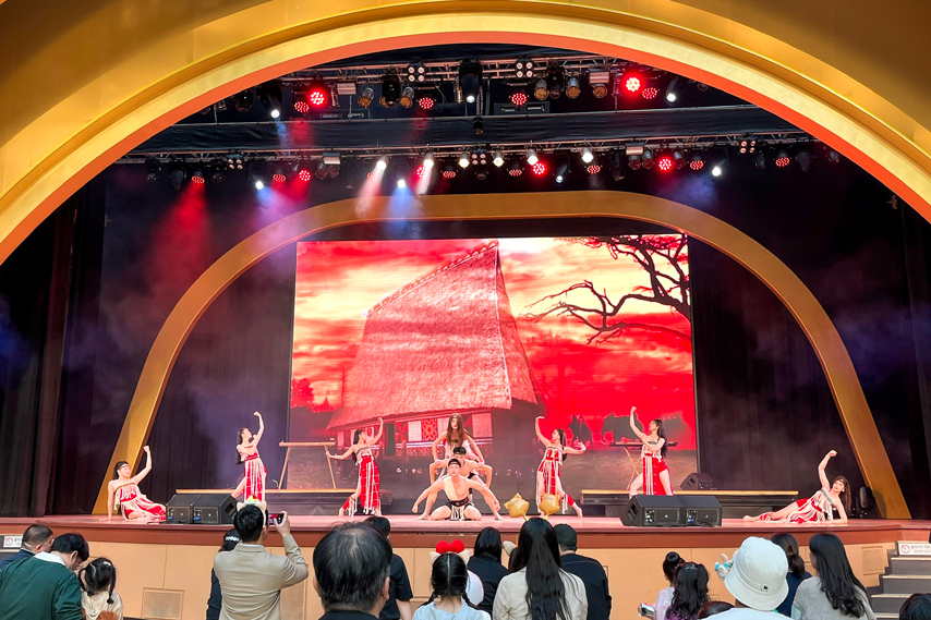 Sac Mau Vn Vn Toa Sang Tren San Khau Lotte World Tai Seoul 04