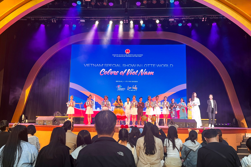 Sac Mau Vn Vn Toa Sang Tren San Khau Lotte World Tai Seoul 05