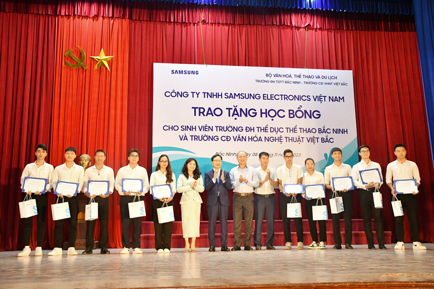 Samsung Trao Tang 80 Suat Hoc Bong Cho Sinh Vien Linh Vuc Van Hoa The Thao Va Du Lich 05