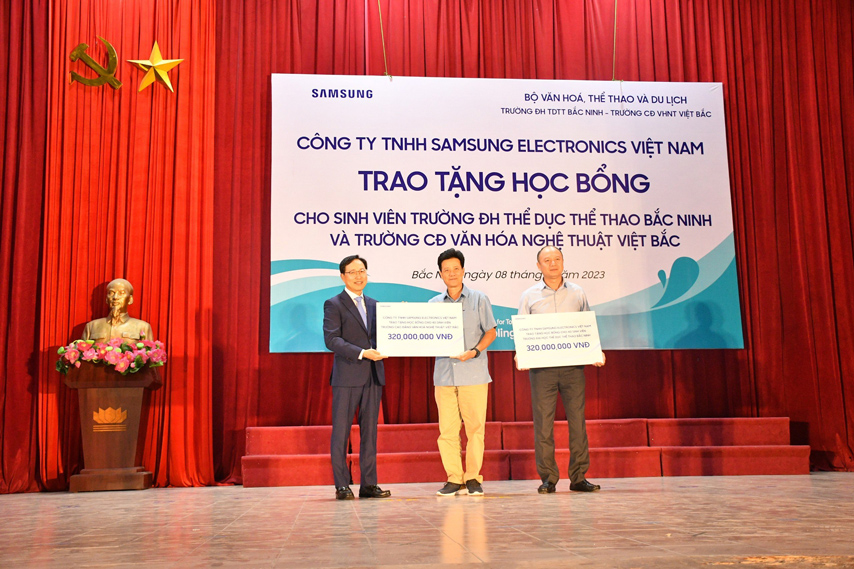 Samsung Trao Tang 80 Suat Hoc Bong Cho Sinh Vien Linh Vuc Van Hoa The Thao Va Du Lich 06