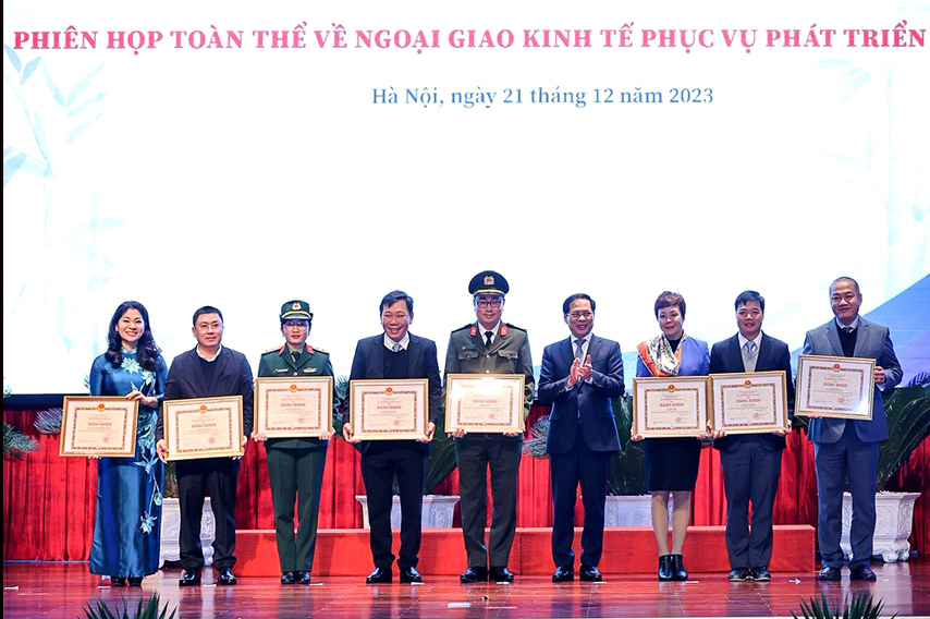 Cuchtqt Nhan Bang Khen Vi Thanh Tich Xuat Sac Trong Cong Tac Xay Dung Va Phat Trien Nganh Ngoai Giao 01