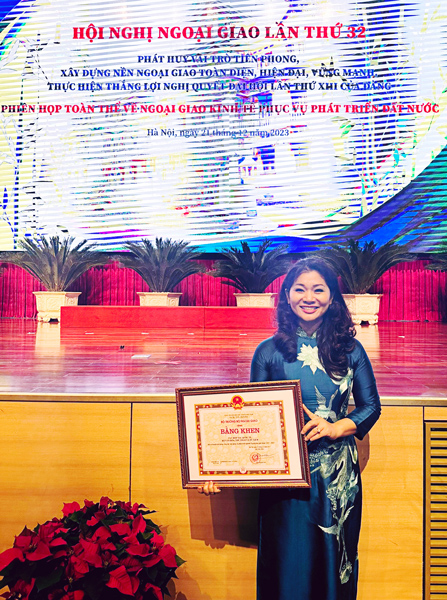 Cuchtqt Nhan Bang Khen Vi Thanh Tich Xuat Sac Trong Cong Tac Xay Dung Va Phat Trien Nganh Ngoai Giao 02