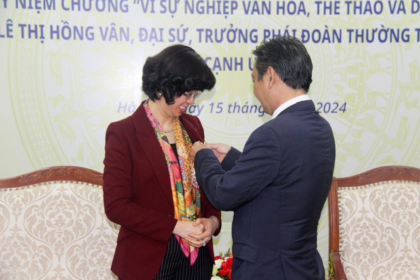 Trao Knc Vi Su Nghiep Vhttdl Cho Ba Le Thi Hong Van 03