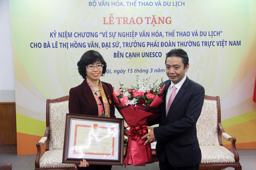 Trao Knc Vi Su Nghiep Vhttdl Cho Ba Le Thi Hong Van 04