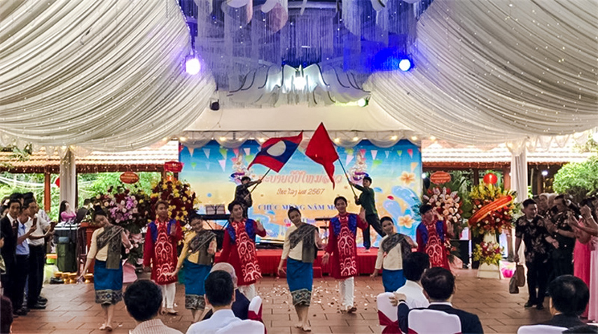 Chuc Mung Tet Co Truyen Bun Pi May Nam 2024 Cua Lao 05