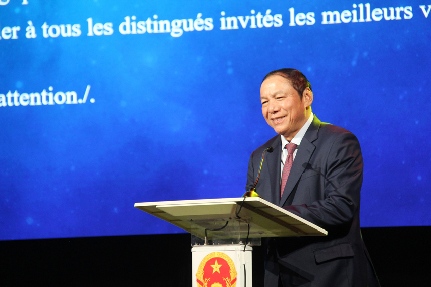 Dem Van Hoa Viet Nam Gay An Tuong Manh Me Voi Khan Gia Paris 01