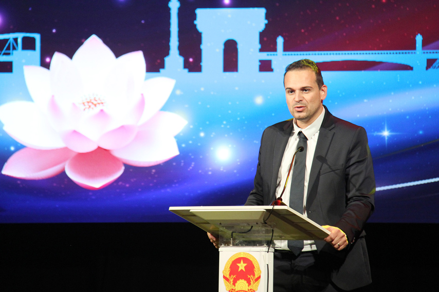 Dem Van Hoa Viet Nam Gay An Tuong Manh Me Voi Khan Gia Paris 02