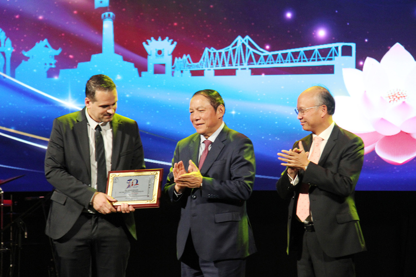 Dem Van Hoa Viet Nam Gay An Tuong Manh Me Voi Khan Gia Paris 03