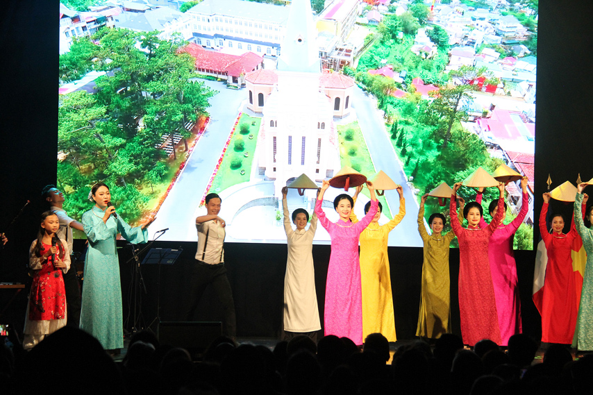 Dem Van Hoa Viet Nam Gay An Tuong Manh Me Voi Khan Gia Paris 04