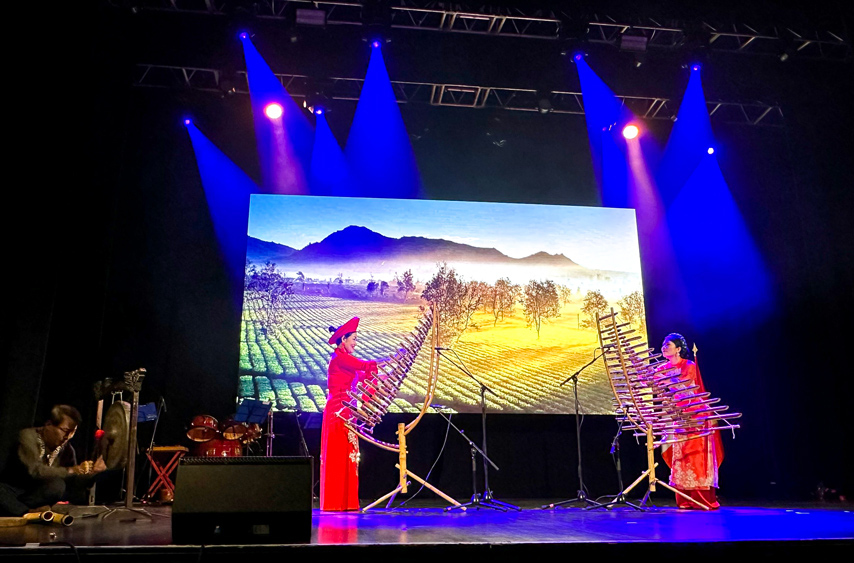 Dem Van Hoa Viet Nam Gay An Tuong Manh Me Voi Khan Gia Paris 06