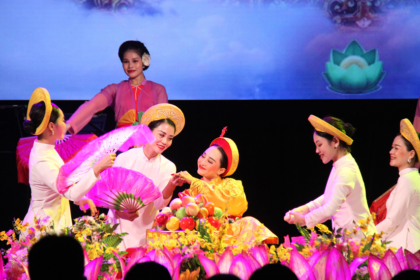 Dem Van Hoa Viet Nam Gay An Tuong Manh Me Voi Khan Gia Paris 07