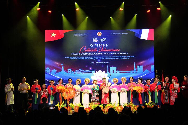 Dem Van Hoa Viet Nam Gay An Tuong Manh Me Voi Khan Gia Paris 08