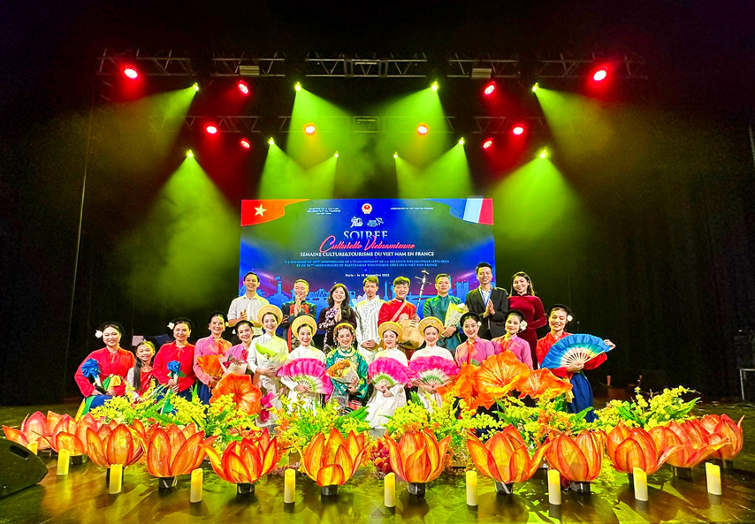 Dem Van Hoa Viet Nam Gay An Tuong Manh Me Voi Khan Gia Paris 09