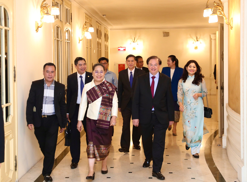 Ruc Ro Sac Mau Dat Nuoc Hoa Cham Pa Giua Long Ha Noi 01