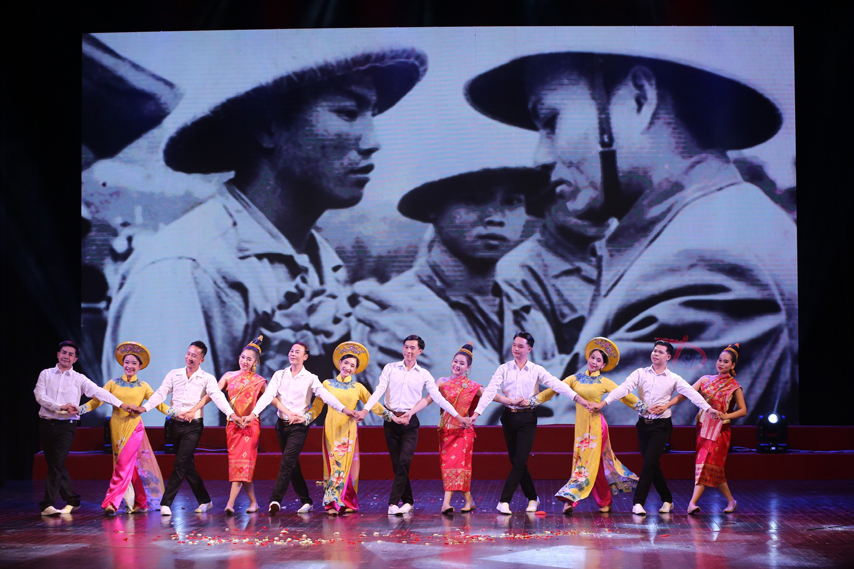 Ruc Ro Sac Mau Dat Nuoc Hoa Cham Pa Giua Long Ha Noi 04