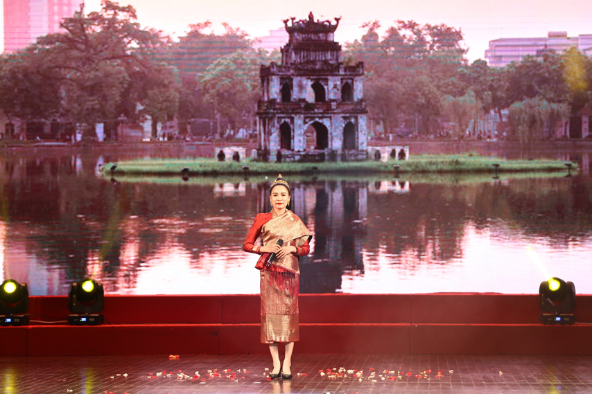 Ruc Ro Sac Mau Dat Nuoc Hoa Cham Pa Giua Long Ha Noi 06