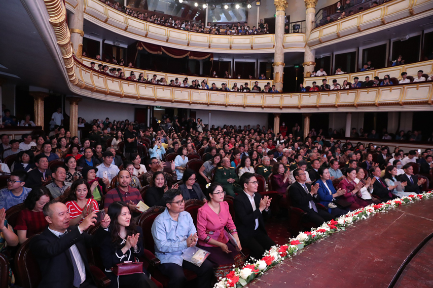 Ruc Ro Sac Mau Dat Nuoc Hoa Cham Pa Giua Long Ha Noi 07