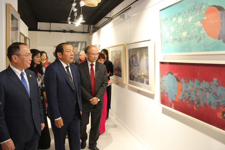 Tranh Lua Va San Pham Thu Cong Truyen Thong Cua Viet Nam Gioi Thieu Tai Phap 03