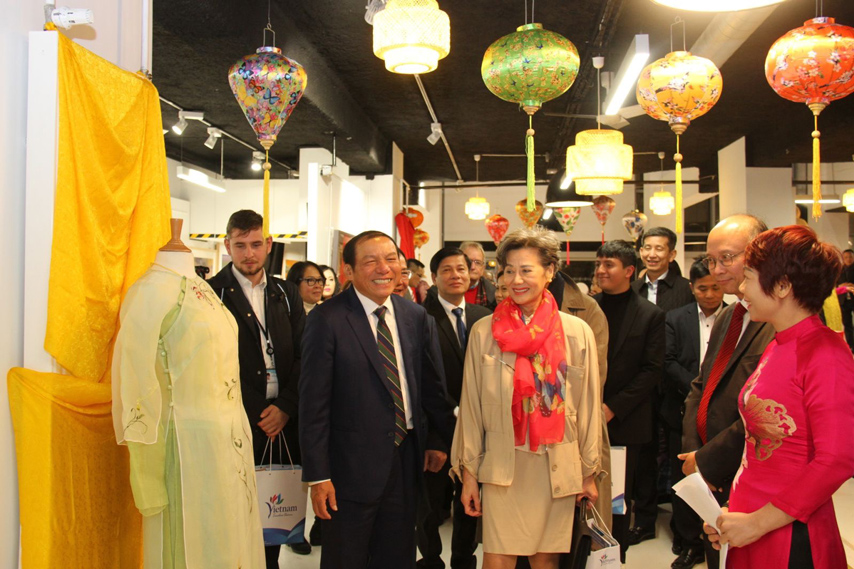 Tranh Lua Va San Pham Thu Cong Truyen Thong Cua Viet Nam Gioi Thieu Tai Phap 04