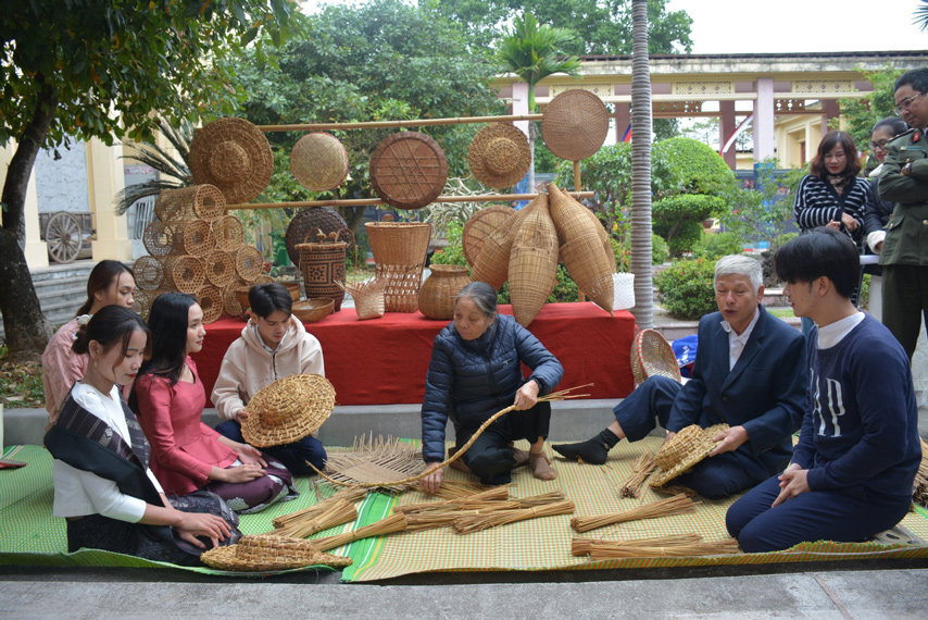 Trung Bay Thu Cong My Nghe Asean Gan Voi Bao Ve Moi Truong Tai Bao Tang Van Hoa Cac Dan Toc Viet Nam 05