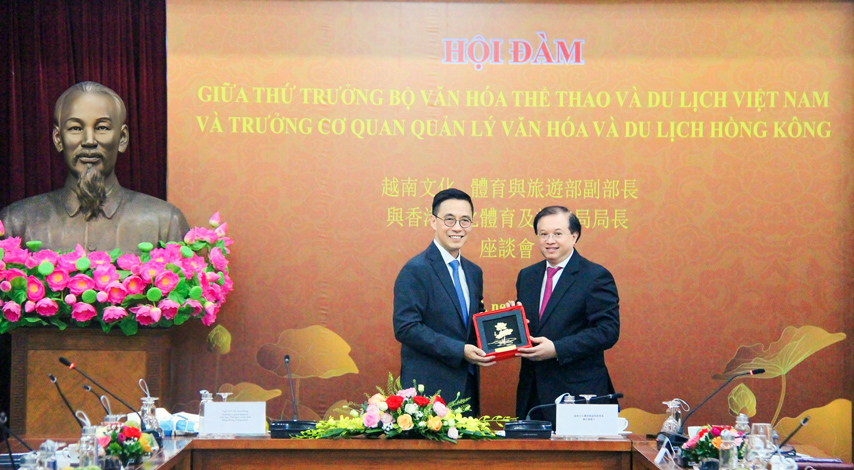 Doan Truong Cq Quan Ly Vhttdl Hongkong 04