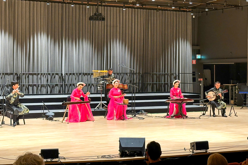 Hoa Nhac Giao Luu Thang Hoa Cam Xuc Cung Nghe Si Viet Nam Va Thuy Dien 06