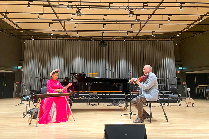 Hoa Nhac Giao Luu Thang Hoa Cam Xuc Cung Nghe Si Viet Nam Va Thuy Dien 07