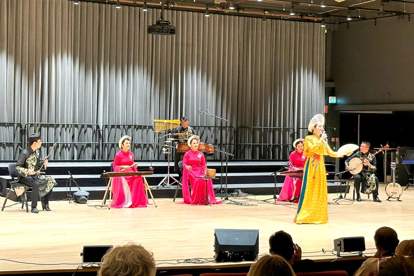 Hoa Nhac Giao Luu Thang Hoa Cam Xuc Cung Nghe Si Viet Nam Va Thuy Dien 10