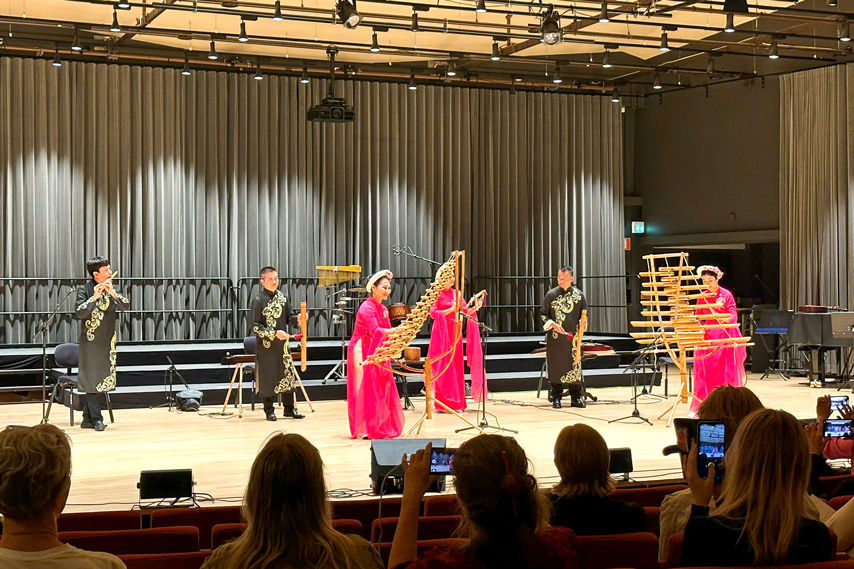 Hoa Nhac Giao Luu Thang Hoa Cam Xuc Cung Nghe Si Viet Nam Va Thuy Dien 11