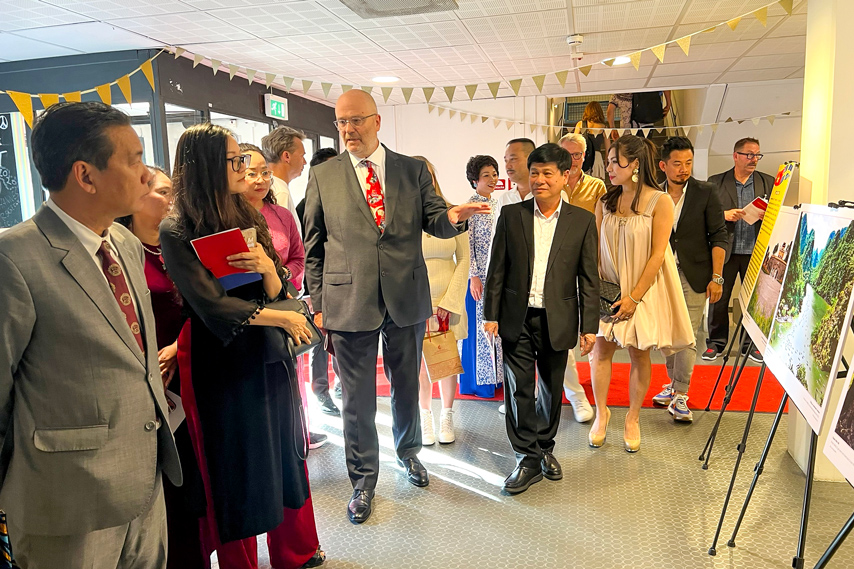 Hoa Nhac Giao Luu Thang Hoa Cam Xuc Cung Nghe Si Viet Nam Va Thuy Dien 14