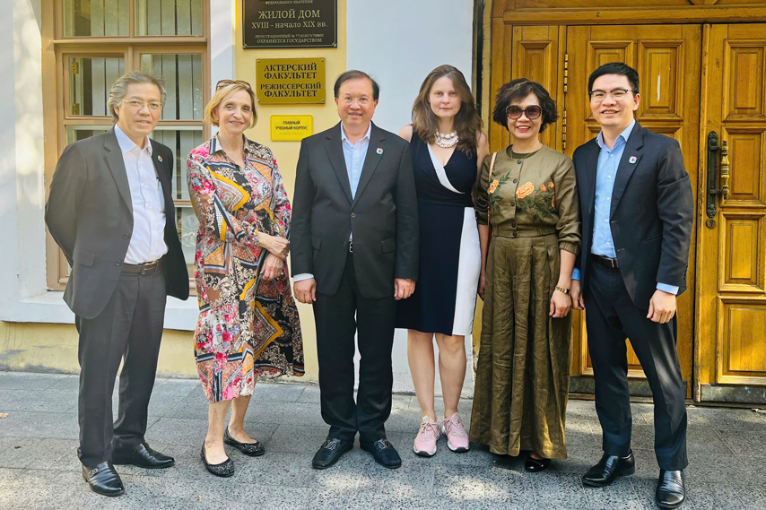 Lam Viec Voi Cac Co So Dao Tao Van Hoa Nghe Thuat Tai Moscow 03