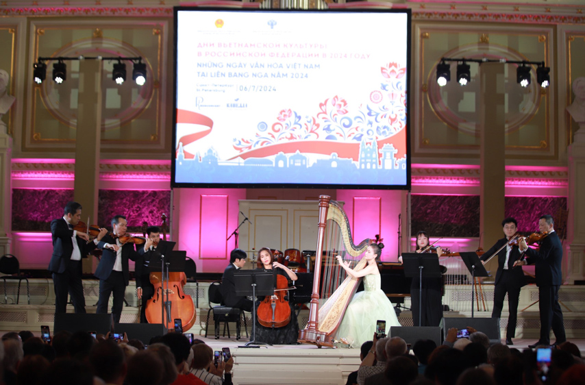 Lan Toa Gia Tri Van Hoa Nghe Thuat Viet Nam Tai St Petersburg 02