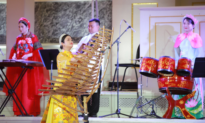 Lan Toa Gia Tri Van Hoa Nghe Thuat Viet Nam Tai St Petersburg 06