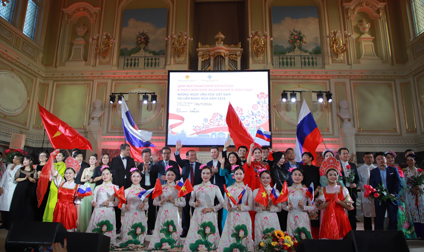 Lan Toa Gia Tri Van Hoa Nghe Thuat Viet Nam Tai St Petersburg 07