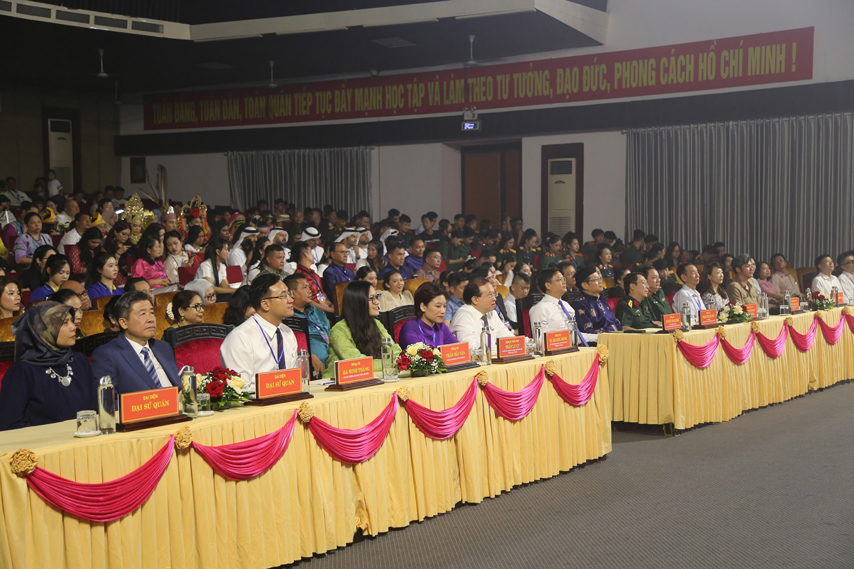 Nghe Thuat Mua Toa Sang Tai Lien Hoan Mua Quoc Te 2024 01