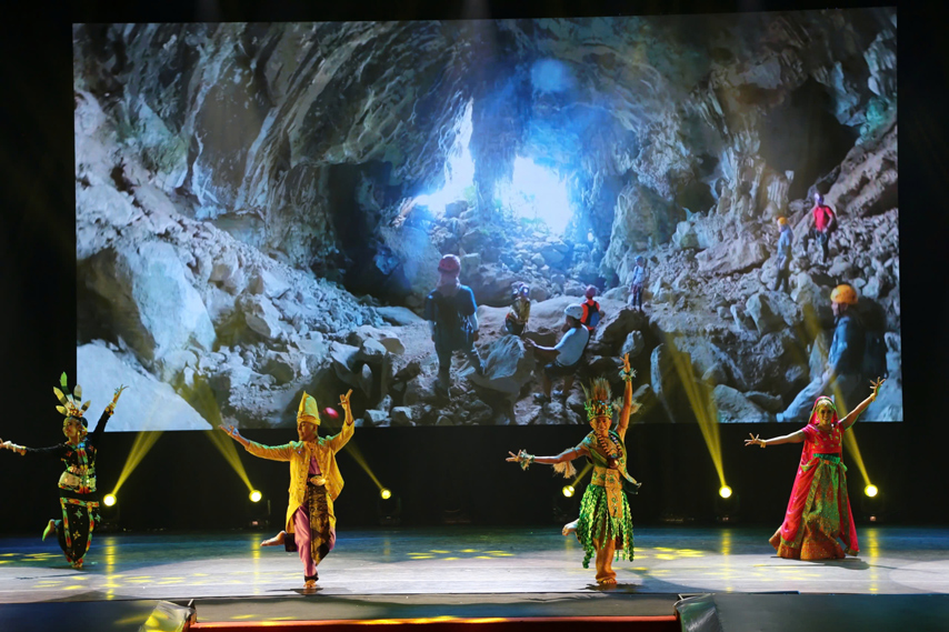 Nghe Thuat Mua Toa Sang Tai Lien Hoan Mua Quoc Te 2024 08